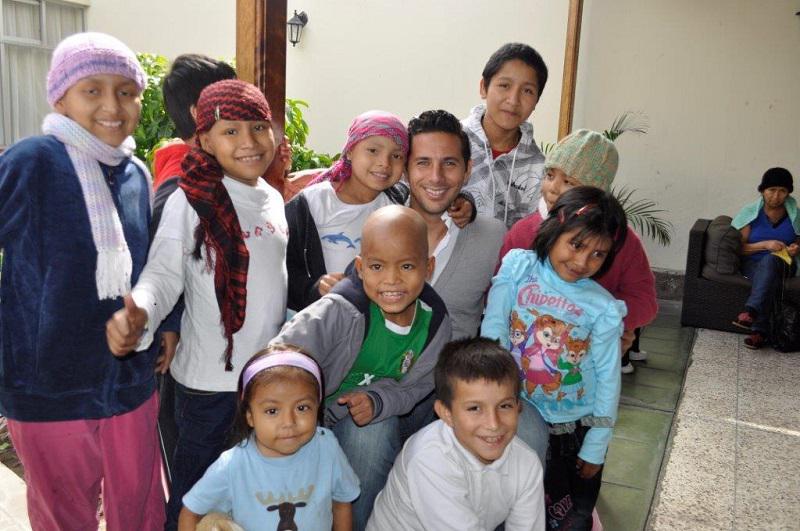 Claudio Pizarro visita a niños con cáncer