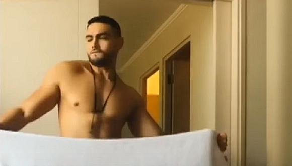 Coto Hernández sube video bailando solo con toalla y alborota en redes (VIDEO)