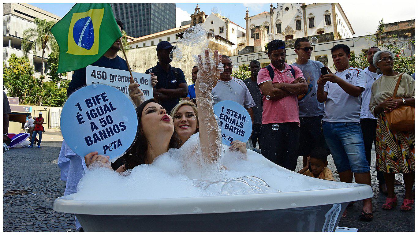 Río 2016: Jóvenes se bañan en plena calle a víspera de los JJ.OO [FOTOS]