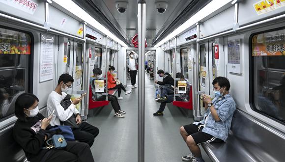 Esta foto tomada el 30 de noviembre de 2022 muestra a personas dentro de un tren subterráneo en el distrito de Haizhu, ciudad de Guangzhou, en la provincia de Guangdong, en el sur de China, luego de la relajación de las restricciones por el covid-19 en la ciudad. (Foto por CNS / AFP) / China FUERA