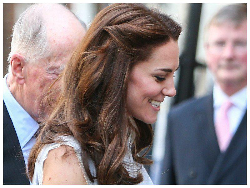 ¡Una mamá muy fashion! Kate Middleton y su gusto por los vestidos asimétricos [FOTOS]