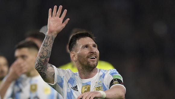 Lionel Messi de Argentina celebra después del partido de fútbol de clasificación sudamericana para la Copa Mundial de la FIFA Qatar 2022 entre Argentina y Venezuela en el estadio La Bombonera de Buenos Aires el 25 de marzo de 2022. (Foto de JUAN MABROMATA / AFP)