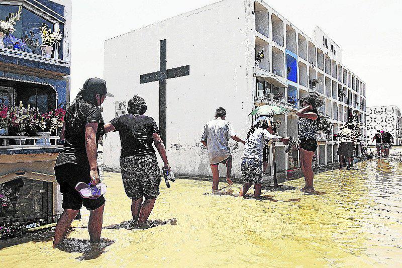 Río Asia arrasa con cementerio