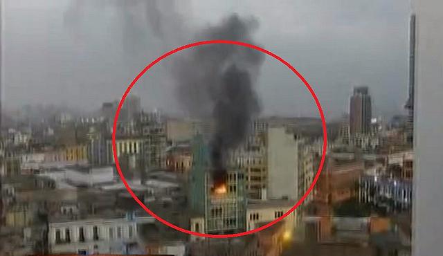 Incendio consumió dos pisos de edificio ubicado en el Centro de Lima  (VIDEO)