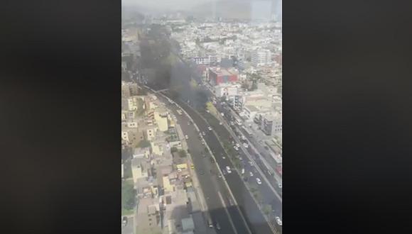 Auto se quema en plena Javier Prado, moviliza a bomberos y asusta a vecinos (VÍDEO)