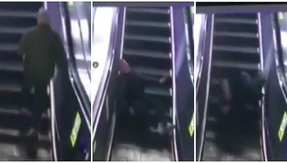 ¡Accidente en escalera eléctrica! Un abuelito pierde el equilibrio y sucede esto (VIDEO)