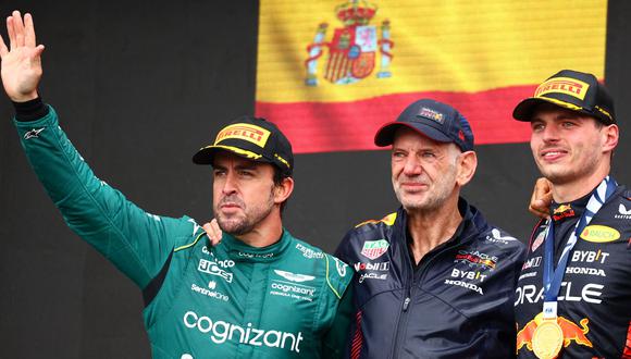 Fernando Alonso señala a su futuro junto a Adrian Newey, el diseñador de Red Bull, y el tricampeón Max Verstappen.