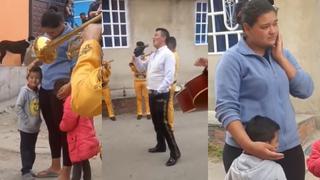 Niño quiere que mariachis le canten serenata a su mamá y les paga 50 centavos de dólar y unas canicas