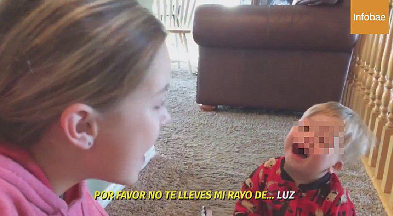 Niña enseña a hablar a su hermanito con habilidades diferentes 