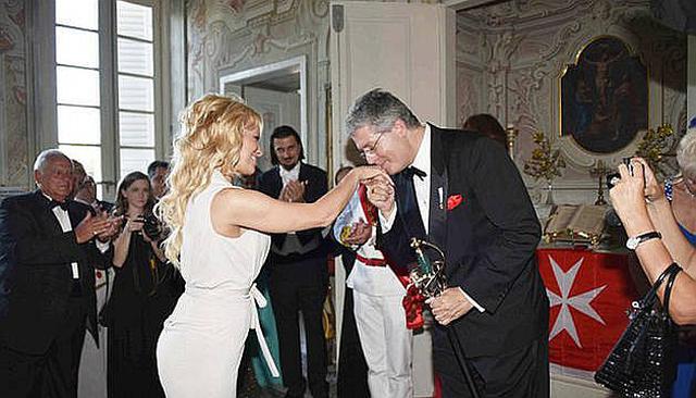 Pamela Anderson se arrodilló ante "príncipe" que resultó ser estafador [FOTOS]