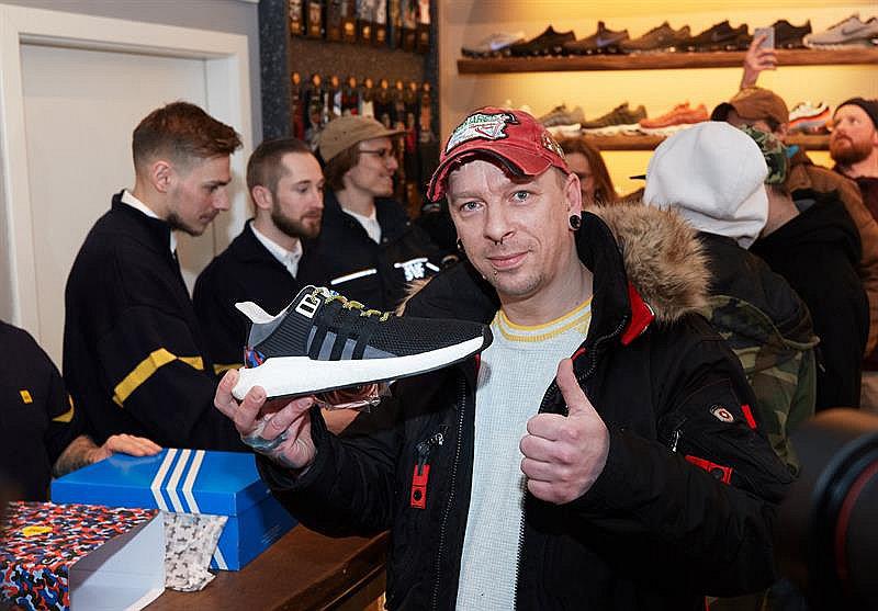 ​Se pelean por comprar zapatillas que sirven para viajar un año gratis