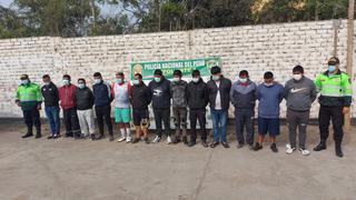 Huachipa: con palos y bates de béisbol turba atacó a dos ‘jaladores’ de pasajeros de combis ‘piratas’ por la disputa de paraderos informales