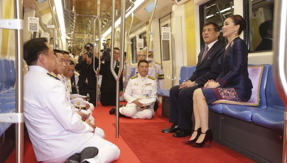 Esta foto tomada el 14 de noviembre de 2020 muestra al rey de Tailandia, Maha Vajiralongkorn (segundo der.) y a la reina Suthida (der.), viajando con funcionarios en un tren de cercanías MRT durante la inauguración de una nueva estación de metro en Bangkok. (Foto de NOTICIAS DIARIAS / AFP)