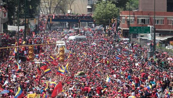 Féretro de Hugo Chávez llegó a la Academia Militar acompañado de un mar de seguidores [VIDEO]