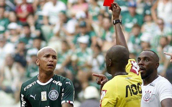 ​Astro del Palmeiras escupe a rival y es suspendido apenas por seis fechas