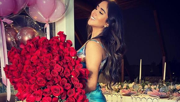 Melissa Paredes recibió un gran ramo de rosas como regalo de su esposo Rodrigo Cuba, además de una cartera Louis Vuitton. (Foto: Instagram @melissaparedes)
