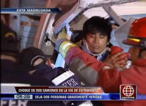 Choque de dos camiones en la Panamericana Sur deja dos heridos de gravedad [VIDEO]