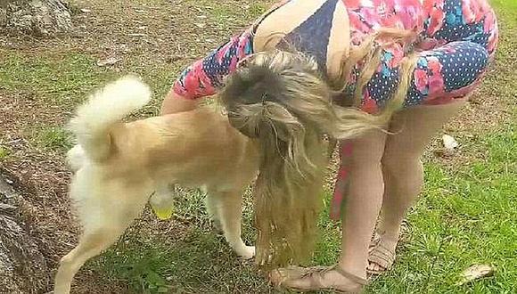 Mujer bebe orina de su perro y asegura que le quitó el acné (FOTOS)