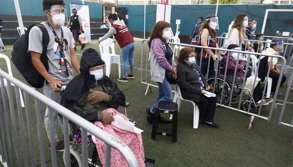 Alcalde de Lima cuestionó falta de jeringas y demora en llegada de dosis contra el COVID-19 en centro de vacunación ubicado en Pueblo Libre. (Foto: Eduardo Cavero / @photo.gec)