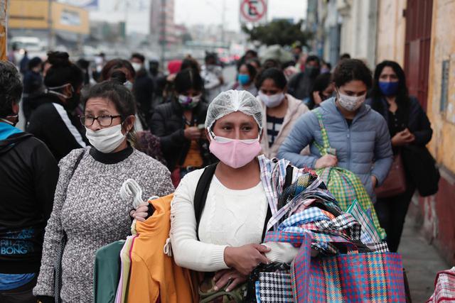En el día 90 del estado de emergencia, los ambulantes continúan ocupando diversas calles de La Victoria y del Cercado de Lima sin respetar el distanciamiento social. (Foto: Andrés Paredes/ GEC)
