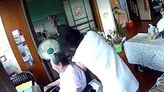 Cámaras graban a cuidadora golpeando salvajemente a anciana de 86 años (VIDEO)