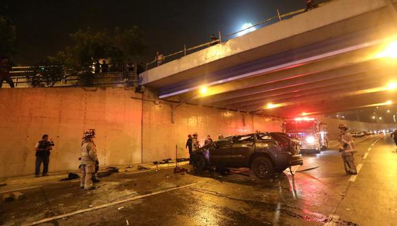 Auto cae a la vía expresa desde el Puente Aramburu. Foto: César Grados/GEC