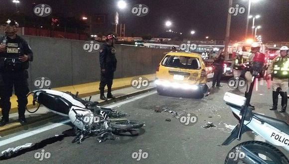 Policía muere tras chocar su moto contra auto estacionado