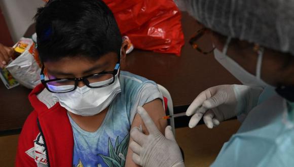 Un niño recibe una dosis de la vacuna Pfizer contra COVID-19 en el hospital municipal La Portada de La Paz. (Foto: AIZAR RALDES / AFP)
