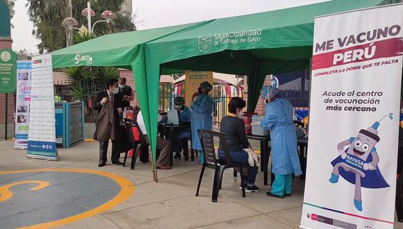 Las autoridades desarrollan una campaña de vacunación contra el COVID-19 en Lima y Callao.