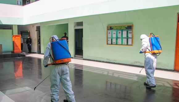 Personal de la Municipalidad Provincial de Santa Personal, debidamente protegido, desinfectó a todos los ambientes de la Divipol Chimbote, oficinas administrativas, patios de formación.