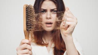 ¿Se le cae el cabello constantemente?: 5 trucos caseros para evitarlo
