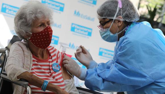 Hasta el momento han llegado 567.000 dosis de la vacuna de Pfizer, la cual se viene aplicando a los adultos mayores y personal de la Policía Nacional y de las Fuerzas Armadas (Foto: Andina)