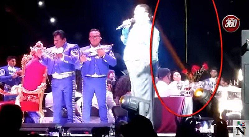 Juan Gabriel: ¿Extraña luz aparece en su último concierto antes de morir? [VIDEO]