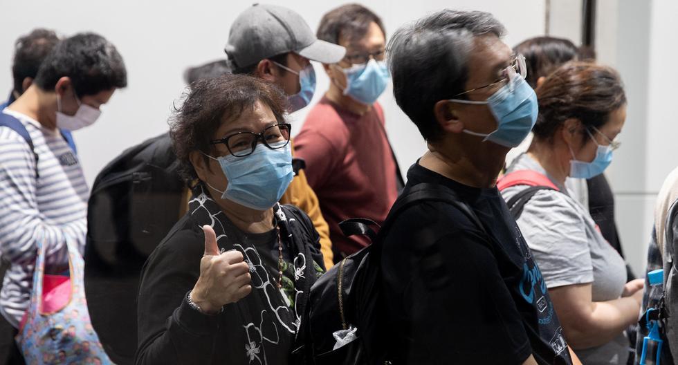 Las personas usan máscaras faciales en varias ciudades de China para no contagiarse del temido coronavirus. (AFP)
