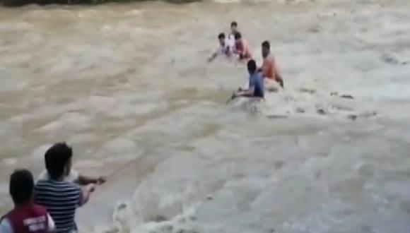 Familia quedó atrapada en río. (Foto: captura de pantalla)
