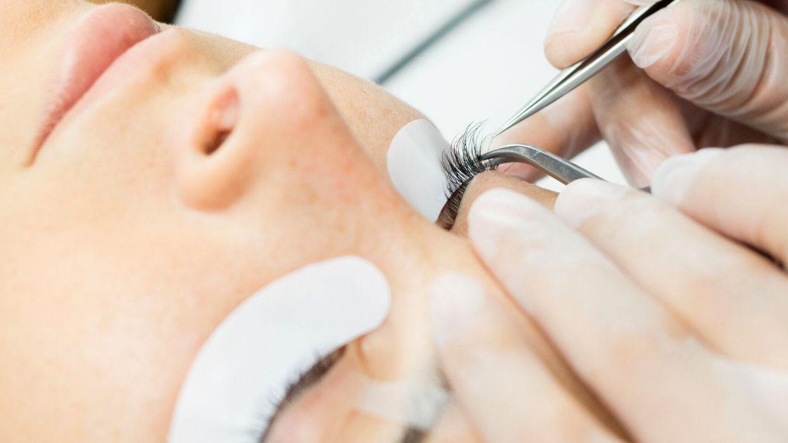 Lávate las pestañas todos los días, incluso si no las has maquillado. Sécalas con cuidado para evitar grasa, sudor y la suciedad. (Foto: Difusión)