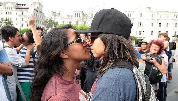 Decenas de homosexuales se besan para protestar contra la homofobia 