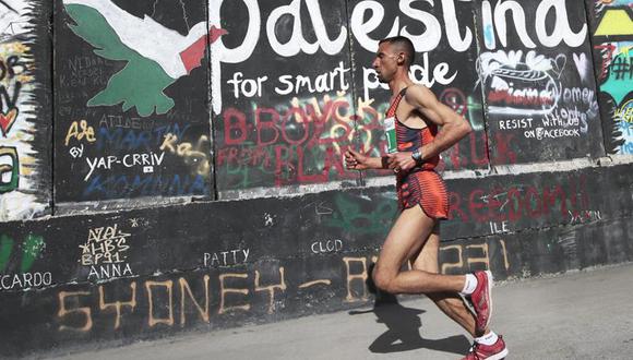 Nader Al Masri, a quien Israel veta, gana la tercera maratón de Palestina