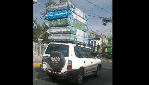 Arequipa: Conductor lleva colchones en techo de vehículo