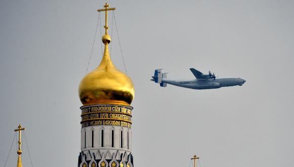 Imagen de un avión de transporte militar  Antonov An-22 ruso que sobrevuela las catedrales del Kremlin en Moscú. (Foto: YURI KADOBNOV / AFP)