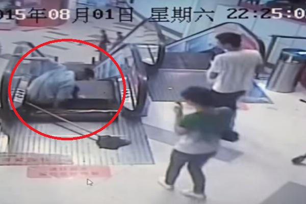 Youtube: Chino pierde la pierna en otro accidente de escalera mecánica [VIDEO]