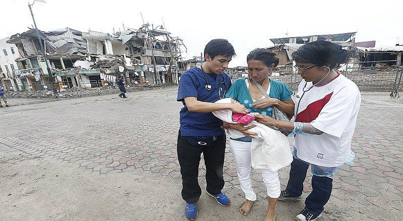 Terremoto en Ecuador: Conoce a estos médicos peruanos que viajaron para ayudar