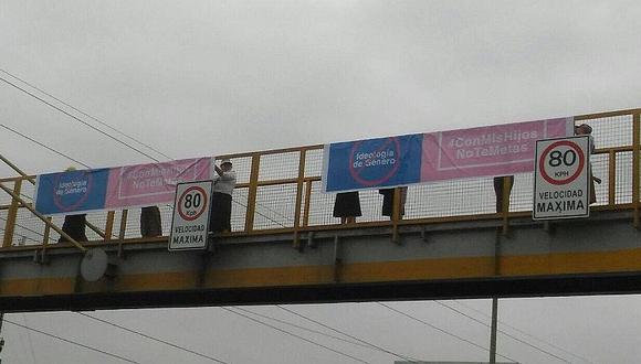 Vía de Evitamiento amanece con carteles contra ideología de género (FOTOS)