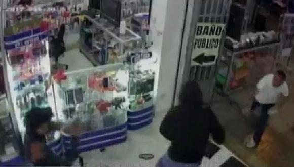 Chorrillos: dueño de galería se enfrenta con rocas en mano a delincuentes (VIDEO)