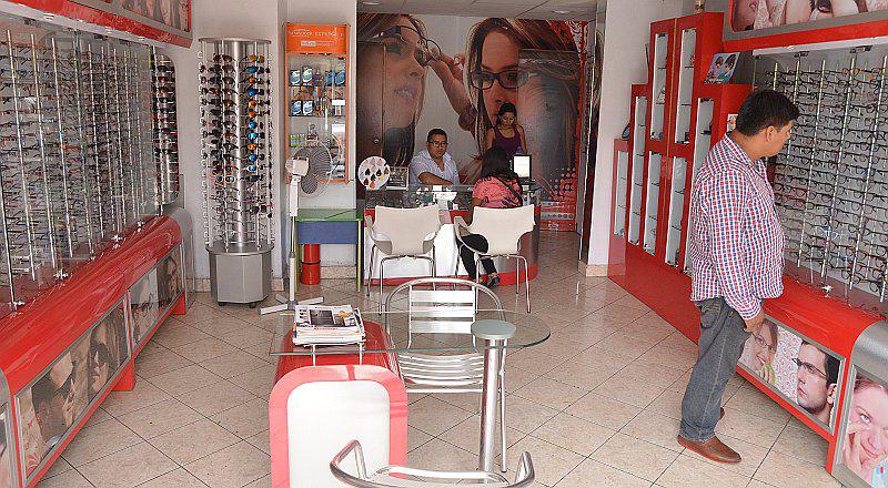 Los Olivos: delincuentes no perdonan nada y encañonan a niña en asalto a óptica