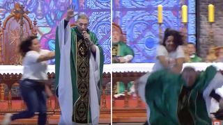 Mujer lanza a sacerdote del escenario en plena misa│VIDEO