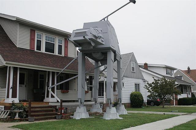 ​Star Wars: en su jardín construye acorazado de la película (FOTOS y VIDEO)