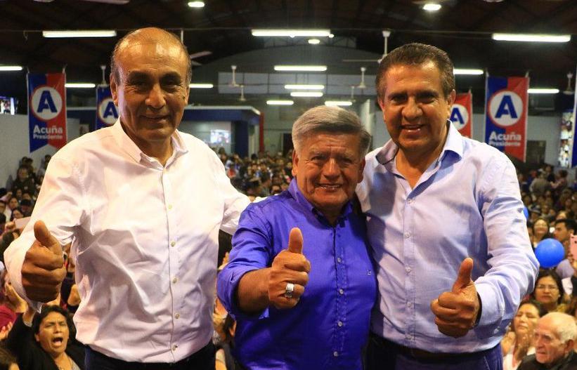 Daniel Marcelo, alcalde de Trujillo, y Manuel Llempén, gobernador de Trujillo, junto con el líder de APP, César Acuña. (Foto: Facebook)