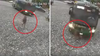 Bus atropella a mujer, ella se levanta y sigue su camino como si nada (VIDEO)