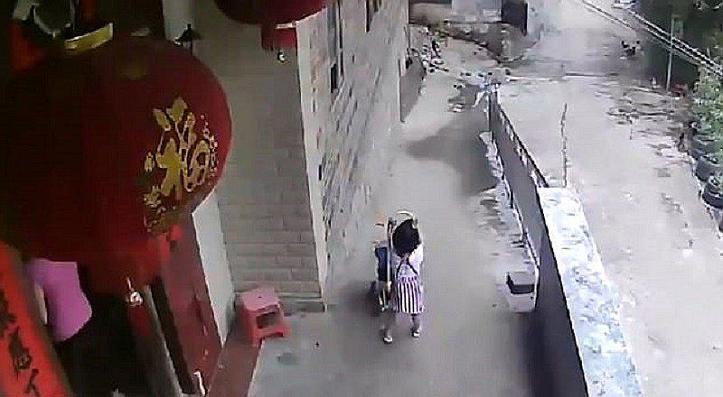 Niña traviesa suelta coche con su hermanita menor dentro 